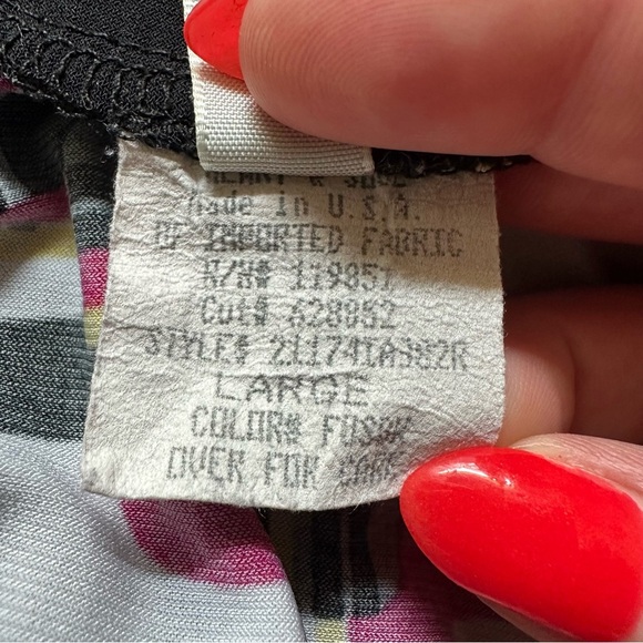 Heart Soul Y2K Tank Top. Size: Large. Geometric pink, black, and yellow. - Picture 6 of 7